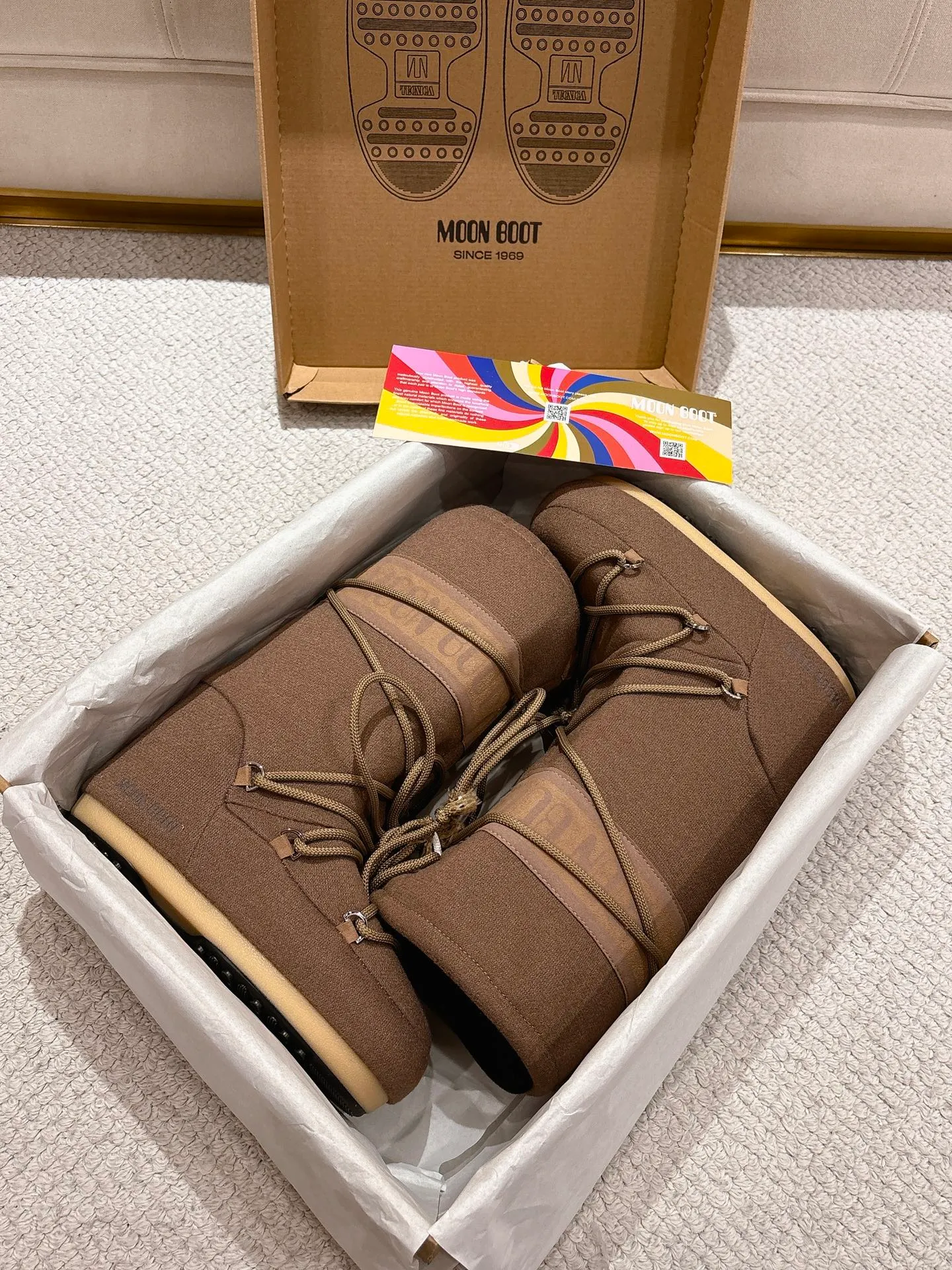p660 [Exclusive top quality | New upgrade] Moon Boot 2025 autumn and winter hot snow boots are here! Don’t just focus on UGG anymore, fashionistas have already changed to these "ugly moon boots" ✨ 🔥Forget UGG! The Moon Boot that was once popular throughout the millennium is back! At that time, Paris Hilton, Victoria Beckham and other top icons were wearing it. Now with the strong return of the Y2K trend, the same QQ show outfit is a must-have for young people!  👢Hidden within 4cm, the legs are slimmer. 💫Looks fluffy, but actually looks slimmer. ❄️Full marks for thermal insulation, no longer cold in winter. 🌟Same style for men and women, regardless of left or right, easy to match. Don’t look at it’s cute appearance, but it instantly transforms into a trend focus! If you want both warmth and style, this is a must-have! ❶Material: original customized nylon cloth ❷Lining: original 100% silk cotton liner ❸Feet: original 100% silk cotton liner ❹Outsole: original molded two-color non-slip outsole ❺Sole thickness: 4cm (including inner height increase) ❻Code number: 35/38; 39/41 ❼Packaging: original full set of packaging ☀Color: official website updated simultaneously